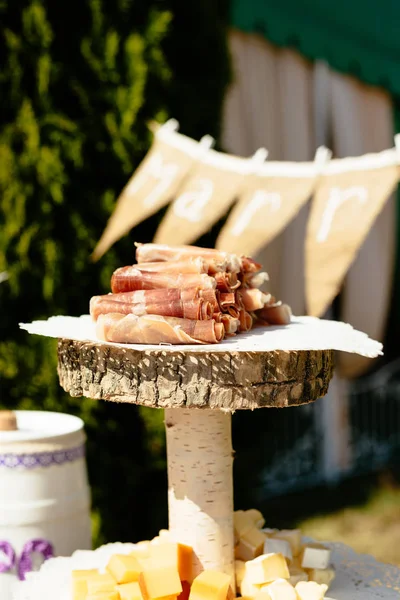 Dışarıdaki banket masasında prosciutto jamon