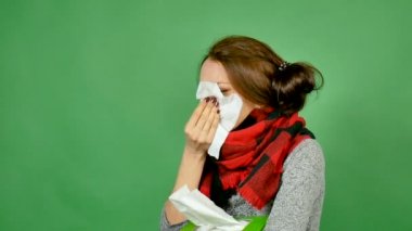 Esmer bir peçete burnuna darbeler. Kız alerjisi var. Alerjik rinit, belirtileri ve tedavisi, Alerjik rinit. Pollinosis