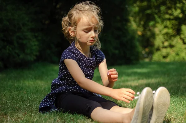 Graciosa niña rubia sorprendida gritando en el parque. Retrato al aire libre del niño femenino feliz y ácido —  Fotos de Stock
