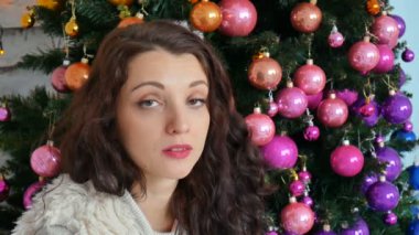 Noel kavramı güzel aptal gülümseyen genç kadın. Portre kadar kapatın