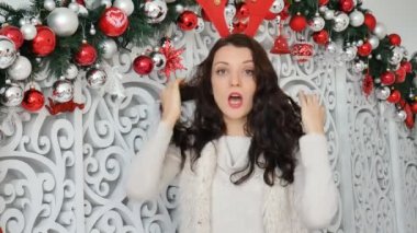 Seksi esmer bir geyik kostüm. Karnaval geyik boynuzları, Noel karnaval, Noel şaka
