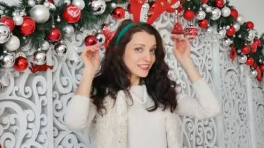 Seksi esmer bir geyik kostüm. Karnaval geyik boynuzları, Noel karnaval, Noel şaka