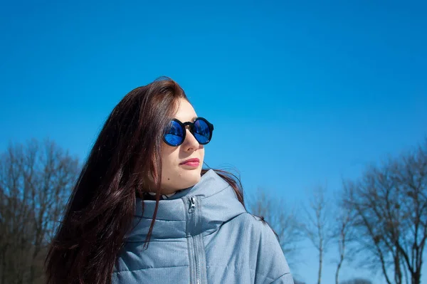 Retrato Próximo Uma Morena Cabelos Longos Óculos Sol Azuis Espelhados — Fotografia de Stock