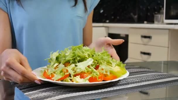 Petit déjeuner végétalien vert dans un bol avec chou, poivron jaune et rouge. Fille tenant la plaque avec les mains visibles. Manger propre, suivre un régime, concept alimentaire végétarien — Video