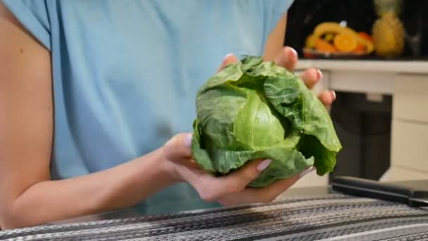 Feche as mãos femininas com repolho verde na cozinha. Conceito de alimentação equilibrada . — Vídeo de Stock