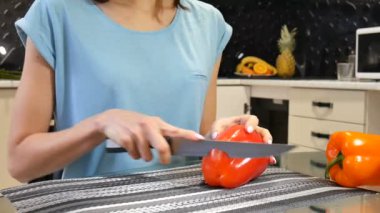 Taze kırmızı dolmalık biber mutfak bıçağıyla Dilimleme eller