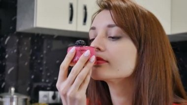 Çok kolay onun elinde tutan genç kız ile komik video