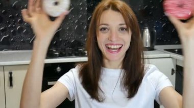 Gözleri karşı renkli donut ile eğleniyor evde mutfak uzun saçlı kız closeup portresi