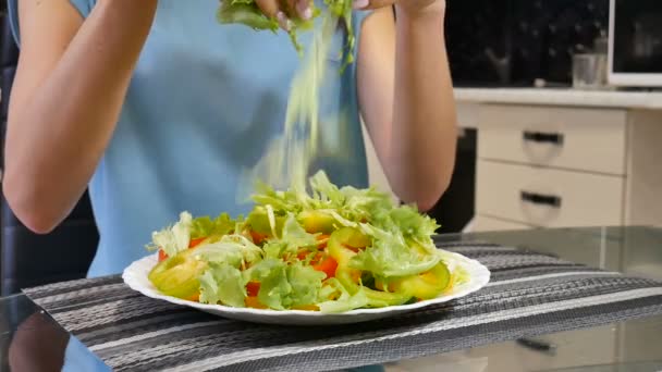 Primer plano de vídeo de cocineros manos preparando ensalada, comer limpio, dieta, concepto de comida vegetariana — Vídeos de Stock