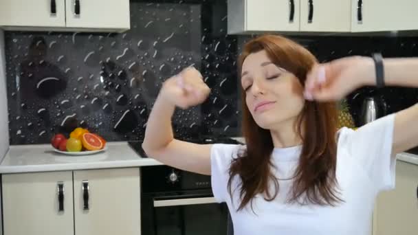 早朝の台所でガラスから水を飲んで完璧な肌を持つ若い女性 — ストック動画