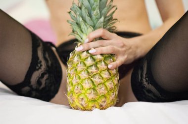 Sarı büyük olgun ananas siyah çorap içinde kadın bacaklarının arasına yakın çekim
