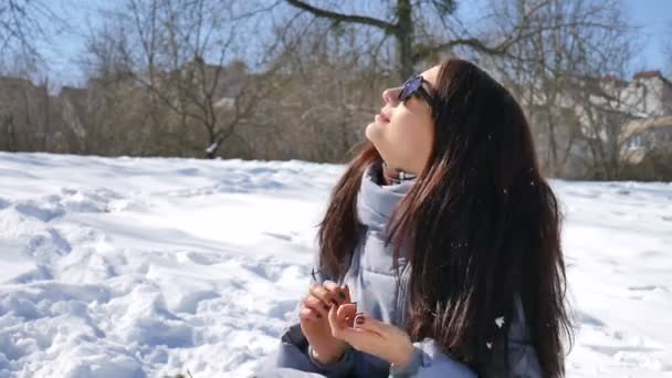 Erstaunliche Mädchen mit verspiegelter Sonnenbrille genießen sonnigen Tag und warten auf einen Frühling verbringen Zeit im Freien — Stockvideo