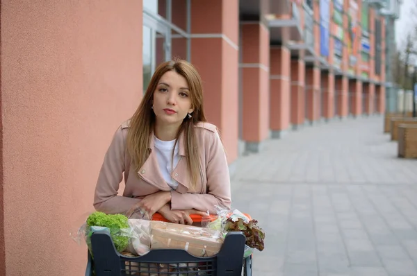 Hermosa chica en el tranvía cerca del supermercado. Exterior —  Fotos de Stock