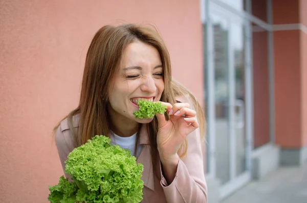 Porträt einer jungen Schönheit, die Salat isst — Stockfoto