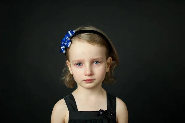 눈물을 가진 감정적인 아이 - 울고있는 어린 소녀, 미술 초상화 — 스톡 사진
