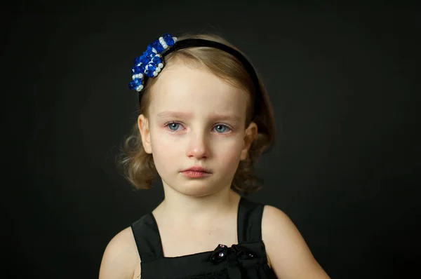 눈물을 가진 감정적인 아이 - 울고있는 어린 소녀, 미술 초상화 — 스톡 사진