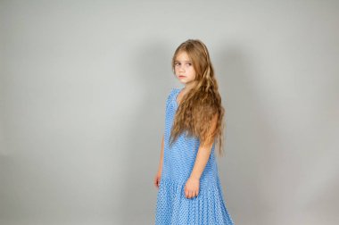 Uzun koyu saçlı güzel ilkokul kız - gri arka plan üzerinde