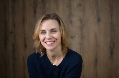 Güzel bir gülümseme ve gözlerinde bir kıvılcım ile güzel bir genç kız. Stüdyoda sanat portresi