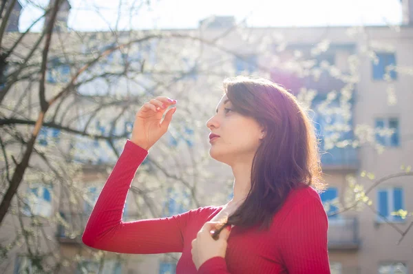 Jolie fille joyeuse avec un sourire mignon et sain et des lèvres sensuelles profitant du printemps dans la ville pendant la journée ensoleillée. Concept de style de vie . — Photo