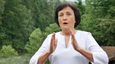 Aniden korkmuş olgun bir kadının portresi, tatsız sürpriz