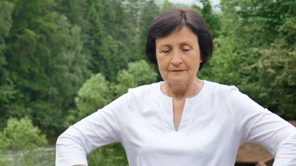 Portrait de femme mûre gesticulant à l'horloge, le temps est écoulé, rappel de la date limite, date limite — Video