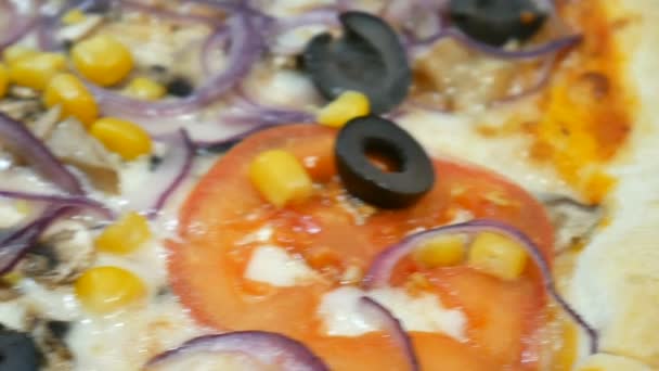 Close up vídeo de pizza vegetariana com cogumelos, queijo, milho, anéis de cebola vermelha e tomates — Vídeo de Stock