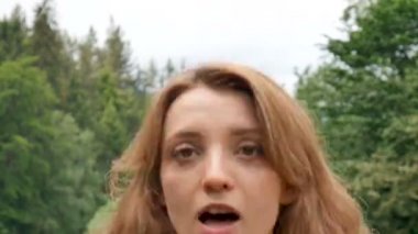 uzun kıvırcık saçları açık güzel gülümseyen kız