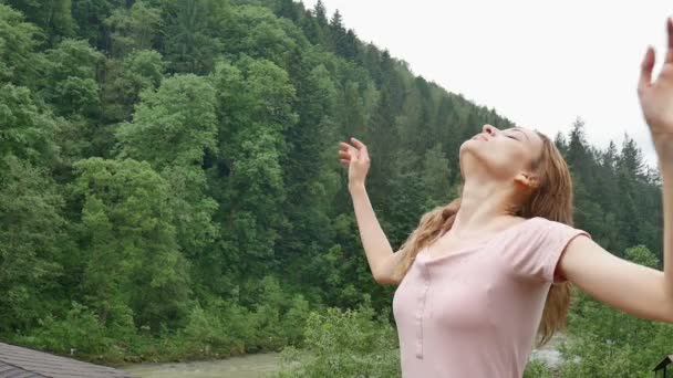 สาวหยิกมีความสุขในภูเขาเพลิดเพลินกับฝนฤดูร้อนโดยไม่มีร่ม เด็กผู้หญิงมีความสุขและหัวเราะอย่างร่าเริง ความงามของธรรมชาติ — วีดีโอสต็อก