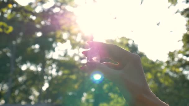 Frauenhand mit transparentem Amethyst-Quarz-Yoni-Ei für Vumfit, Imbuilding oder Meditation. leuchtende Kristall-Ei in den Händen am Himmel und Sonnenaufgang Hintergrund im Freien. Frauengesundheitskonzept. — Stockvideo