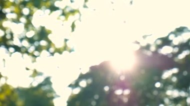 Vumfit, imbuilding veya meditasyon için şeffaf ametist kuvars yoni yumurta ile Kadın el. Gökyüzü ve gündoğumu arka plan açık havada ellerde parlayan kristal yumurta. Kadın sağlığı kavramı.