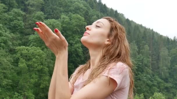 Um retrato próximo. Uma menina encaracolada feliz nas montanhas goza de chuva de verão sem um guarda-chuva. A menina está feliz e ri alegremente. beleza da natureza — Vídeo de Stock