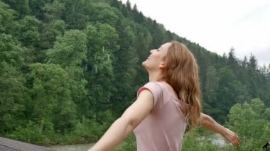 Yeşil orman arka plan ile dağda şemsiye olmadan dışında yağmur zevk genç şehvetli mutlu yetişkin kız Outdoors portre.