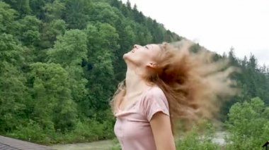 Yeşil orman arka plan ile dağda şemsiye olmadan dışında yağmur zevk genç şehvetli mutlu yetişkin kız Outdoors portre.