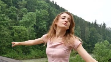 Yeşil orman arka plan ile dağda şemsiye olmadan yağmur açık havada zevk genç mutlu aktif kız Kadın portresi.
