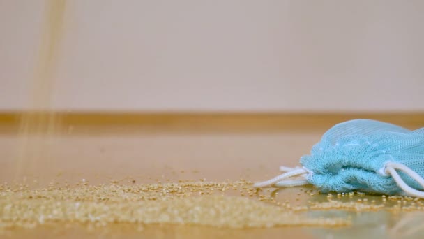 Sementes de quinoa branca em saco reutilizável azul transparente no fundo de madeira. Conceito de comida vegetariana — Vídeo de Stock