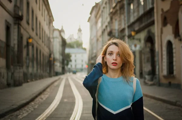 Ao ar livre retrato feminino de incrível jovem turista menina adulta desfrutando de sua viagem de manhã cedo na cidade vazia na Europa na rua com fundo de bonde. Conceito de viagem — Fotografia de Stock