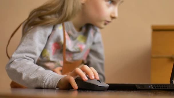 Geschokt verrast klein meisje probeert om haar ingewikkelde huiswerk te maken met behulp van zwarte laptop en heeft geen idee hoe om te eindigen tijdens de zelf-isolatie als gevolg van de pandemie van Coronavirus Covid-19 — Stockvideo