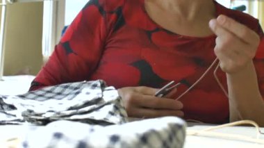 Olgun kadın ev yapımı nefes maskesi yapıyor, Corona virüsü koruması. Ev yapımı tıbbi maske. Kişisel koruyucu ekipman konsepti.