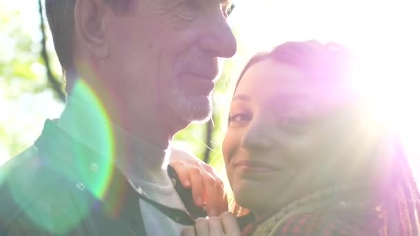 Chica moderna con rastas está abrazando a su padre mayor pasar tiempo juntos en el parque durante el día soleado. Concepto del día de los padres — Vídeos de Stock