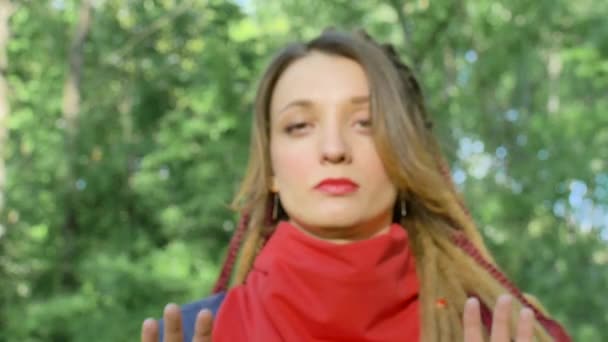 빨간 스카프를 하고 있는 현대의 진지 한 여자가 손을 보여 주고 있습니다 . 당신은 녹색 나무 배경에 대한 우리의 권리를 엄격하게 제한 합니다 . . 책임, 항의 개념 — 비디오