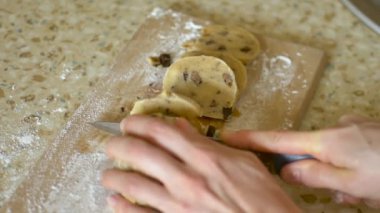 Kadın eller mutfakta bıçakla kurabiye kesiyor. Güzel ev yapımı fırın..