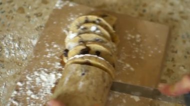 Kadın eller mutfakta bıçakla kurabiye kesiyor. Güzel ev yapımı fırın..