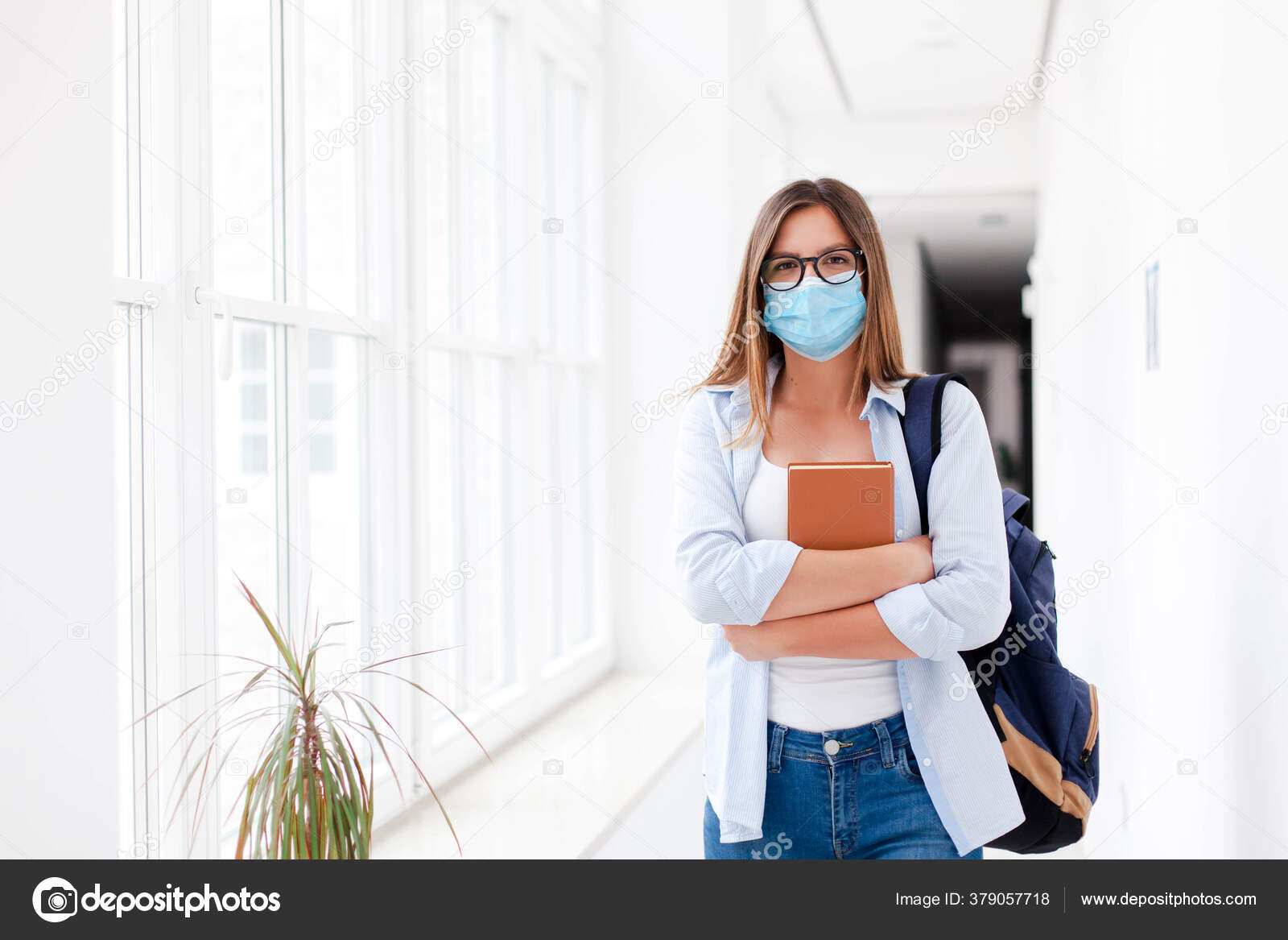 Studentin Mit Maske Drinnen Prufungen In Der High School Junge Frau In Leerer Universitat Stockfotografie Lizenzfreie Fotos C Maryna Andrejchenko 379057718 Depositphotos