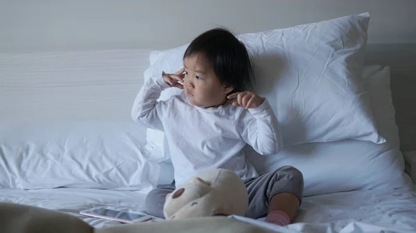 Små Asiatiska Kinesiska Småbarn Sitter Sängen — Stockfoto