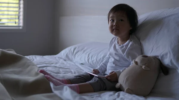 Pequeño Niño Chino Asiático Sentado Cama —  Fotos de Stock