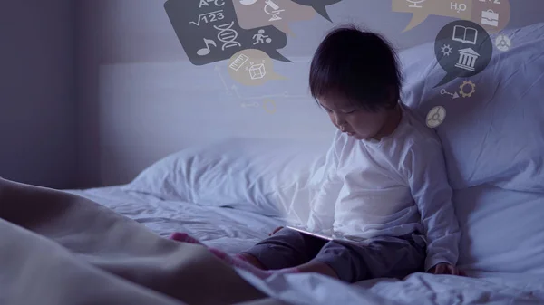 Kis Ázsiai Kínai Kisgyermek Ült Ágyon Speciális Effektusok Ipad — Stock Fotó