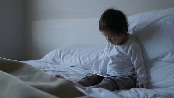 Kleine Asiatische Chinesische Kleinkind Sitzt Auf Dem Bett Süchtig Nach — Stockfoto