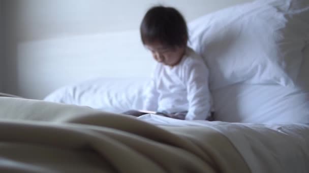 Rallentatore Asiatico Cinese Bambino Seduto Letto Guardare Iphone — Video Stock