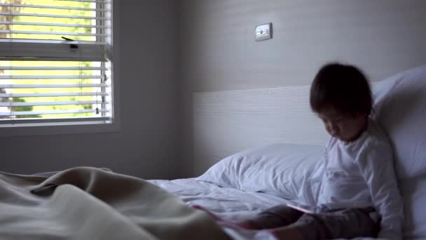 Asiatico Cinese Bambino Seduto Letto Guardando Iphone — Video Stock