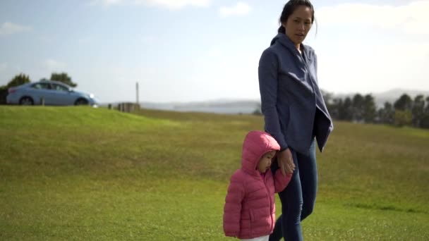 アジアの中国人の母と子供が屋外を散歩するトレッキング — ストック動画